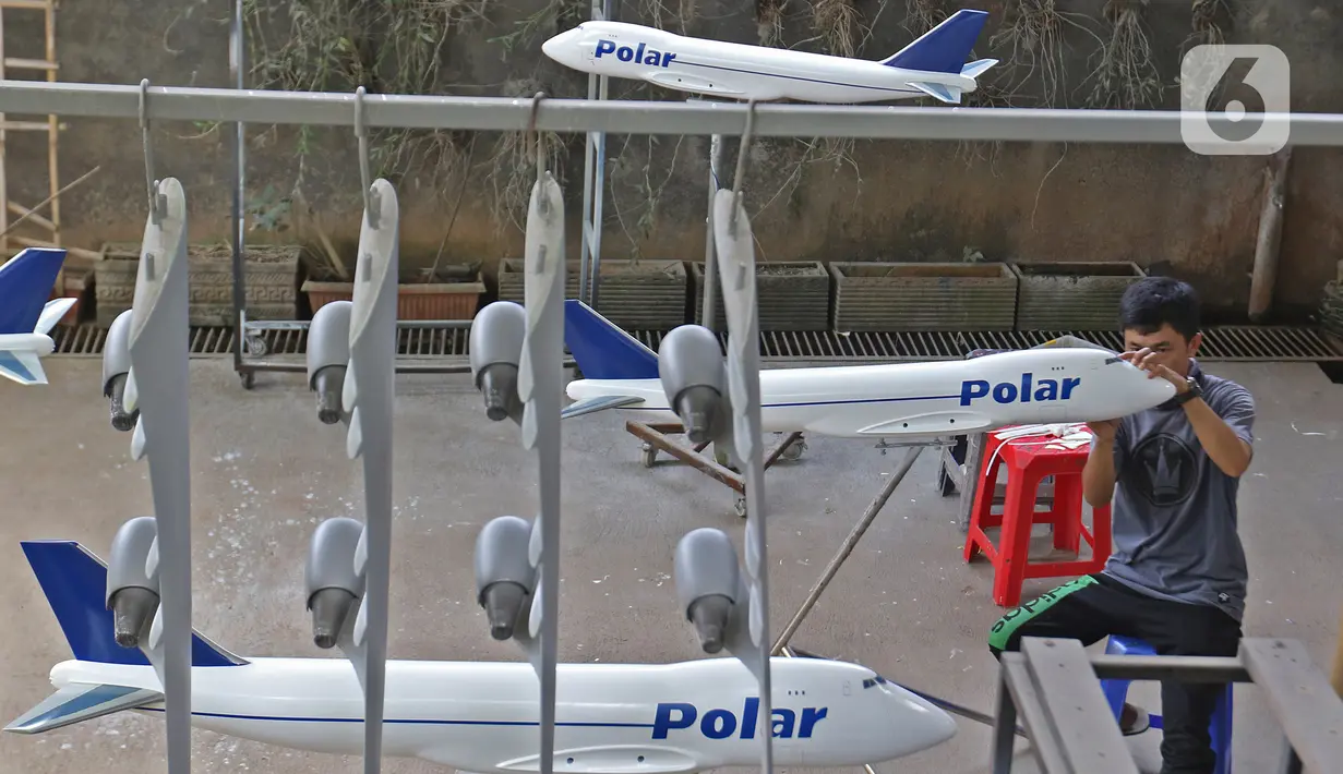 Pekerja menyelesaikan pembuatan miniatur pesawat di workshop Anglo Indonesian Aircraft Models di Cibinong, Kabupaten Bogor, Kamis (15/10/2020). Sebuah miniatur pesawat ini dijual seharga Rp250 ribu hingga Rp 50 juta tergantung skalanya. (Liputan6.com/Herman Zakharia)