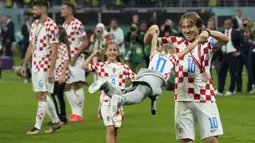Momen kebahagian itu juga dibagikan kapten Timnas Kroasia, Luka Modric dengan anak ketiganya yakni Sofia Modric. (AP Photo/Francisco Seco)