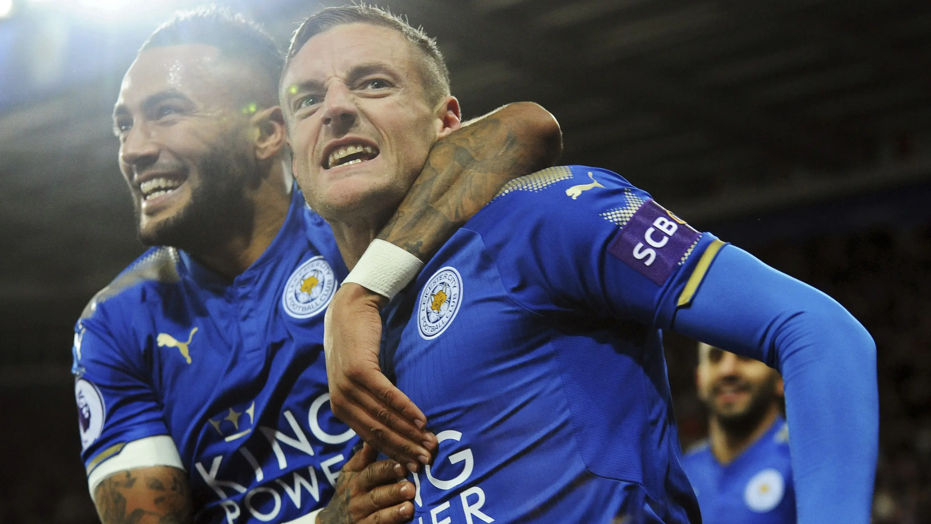 Pemain Leicester, Jamie Vardy (kanan) merayakan gol ke gawang Tottenham pada lanjutan Premier League di King Power Stadium, Leicester, (28/11/2017).  Leicester City menang 2-1. (AP/Rui Vieira)