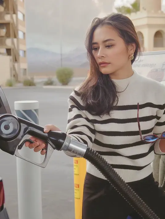 Namun, yang tak kalah menarik adalah foto terbaru Prilly yang memperlihatkan dirinya berpose cantik di sebuah pom bensin.  [@prillylatuconsina96]