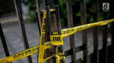 Garis polisi terpasang di pagar rumah korban kasus istri bunuh dan bakar suami serta anak tiri di Jalan Lebak Bulus 1, Kavling 129 B Blok U-15, Cilandak, Jakarta, Selasa (3/9/2019). Korban Pupung dan Dana dibunuh oleh empat orang suruhan di rumahnya. (Liputan6.com/Faizal Fanani)