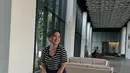 Jika biasanya tampil dengan gaya tomboy, perubahan Tissa ke gaya ini memberikan kesan yang lebih lembut dan anggun. Detail pakaian seperti rok mini memberikan sentuhan feminin yang menarik perhatian. (Liputan6.com/IG/@tissabiani)