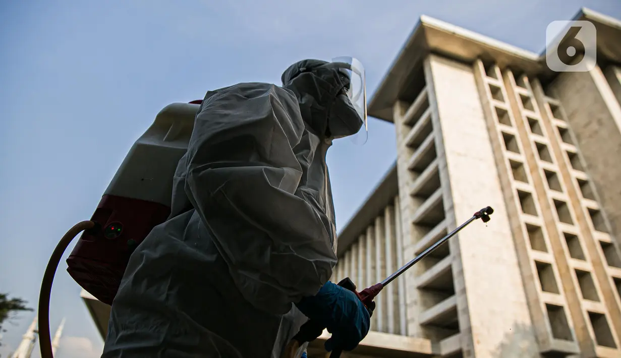 Petugas PMI Jakarta menyemprotkan cairan disinfektan di Masjid Istiqlal, Jakarta, Jumat (16/4/2021). Kegiatan tersebut dilakukan untuk memberikan rasa nyaman bagi jemaah saat menjalankan ibadah di bulan suci Ramadhan dan menghindari penyebaran COVID-19. (Liputan6.com/Faizal Fanani)