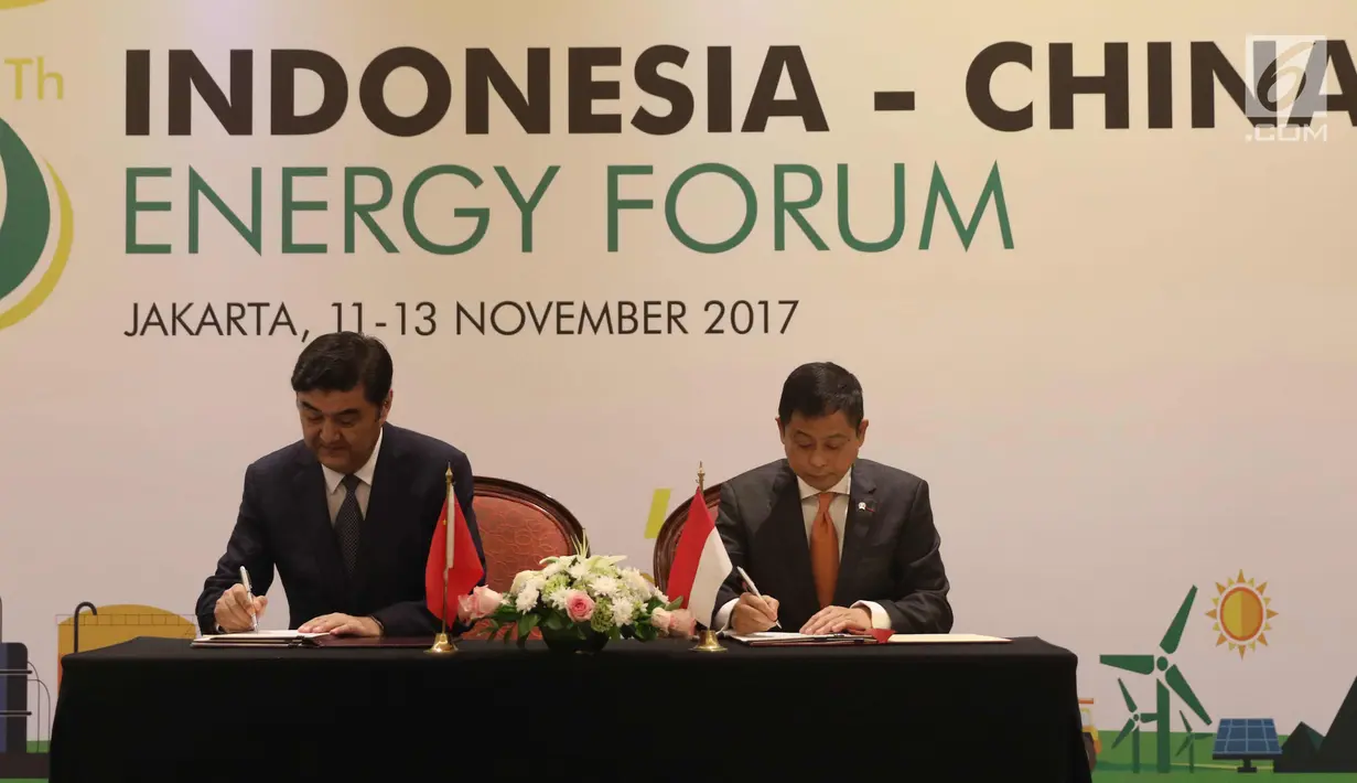 Menteri ESDM Ignasius Jonan (kanan) bersama Administrator of the National Energy Administration of the People's Republic of China Nur Bekri menandatangani kerja sama bidang energi di Jakarta, Senin (13/11). (Liputan6.com/Angga Yuniar)