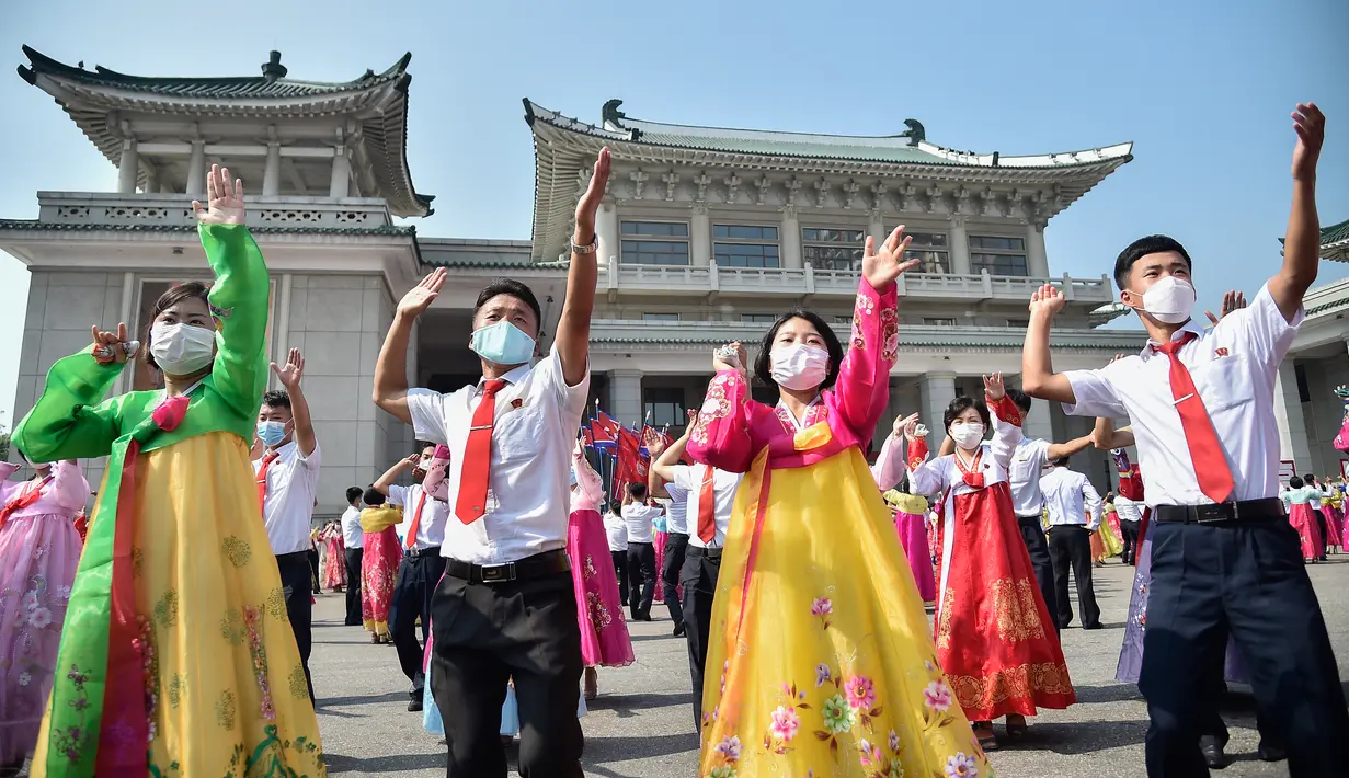 Para siswa ikut serta dalam 'pesta dansa' saat ke-68 berakhirnya Perang Korea di luar Grand Theatre di Pyongyang (27/7/2021). Pemimpin Korea Utara Kim Jong-un dilaporkan televisi pemerintah mengunjungi Taman Makam Pahlawan Perang Pembebasan Tanah Air di Pyongyang. (AFP/STR/KCNA VIA KNS)