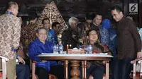 Presiden RI ke 6 Susilo Bambang Yudhoyono bersama Ketum Gerinda, Prabowo Subianto bersiap makan malam di kediaman SBY di Cikeas, Bogor, Jawa Barat, Kamis (27/7). Pertemuan membahas politik bangsa dan koalisi pilpres 2019. (Liputan6.com/Herman Zakharia)