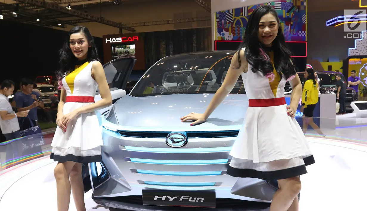 Model berpose di samping mobil yang dipamerkan pada Gaikindo Indonesia International Auto Show (GIIAS) 2019 di ICE BSD, Tangerang, Sabtu (20/7/2019). Kehadiran SPG atau model itu untuk menarik pengunjung serta memberikan informasi terkait produk otomotif yang ditawarkan. (Liputan6.com/Angga Yuniar)
