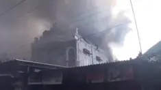 Kebakaran hebat melanda kawasan padat penduduk di kota Makassar, Sulsel, selasa sore tadi. Puluhan rumah semi permanen di kelurahan parang, Kecamatan Mamajang, Makassar ini ludes dilalap sijago merah.