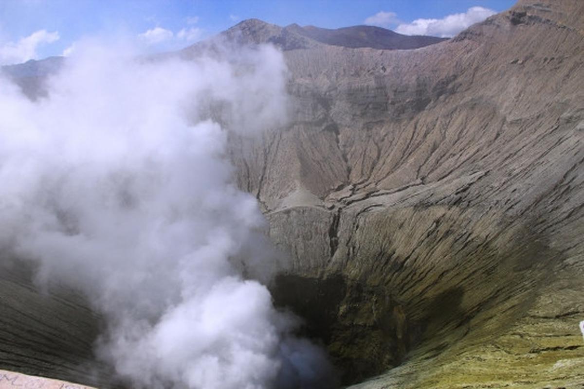 Melihat pesona kawah Gunung Bromo lebih dekat