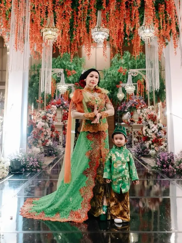 Model Kebaya dan Hijab Sanggul Roro Fitria
