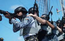 FOTO: Latihan VBSS Warnai Pelayaran Taruna ASEAN di KRI Bima Suci
