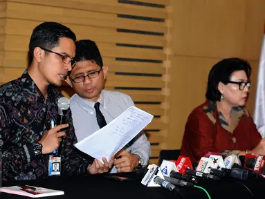 Pimpinan KPK, Laode Muhammad Syarif (tengah) berbincang dengan Febri Diansyah saat memberi keterangan kasus OTT Hakim MK, Patrialis Akbar di Jakarta, Kamis (26/1). Patrialis diduga menerima suap uji materi undang-undang. (Liputan6.com/Helmi Fithriansyah)