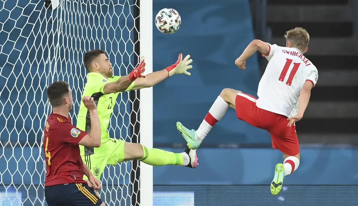 Polandia memperoleh peluang menyamakan kedudukan pada menit ke-42. Sepakan striker Karol Swiderski (kanan) masih membentur tiang gawang dan gagal dimanfaatkan kembali oleh Robert Lewandowski. Skor 1-0 untuk Spanyol bertahan hingga babak pertama usai. (Foto: AP/Pool/David Ramos)