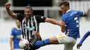 Andy Carroll. Striker Inggris berusia 32 tahun ini tidak diperpanjang kontraknya bersama Newcastle United setelah bergabung sejak dua musim lalu. Mantan bomber Liverpool ini dinilai tumpul karena hanya mencetak 1 gol dari 22 laga musim lalu. (Foto: AFP/Pool/Lee Smith)