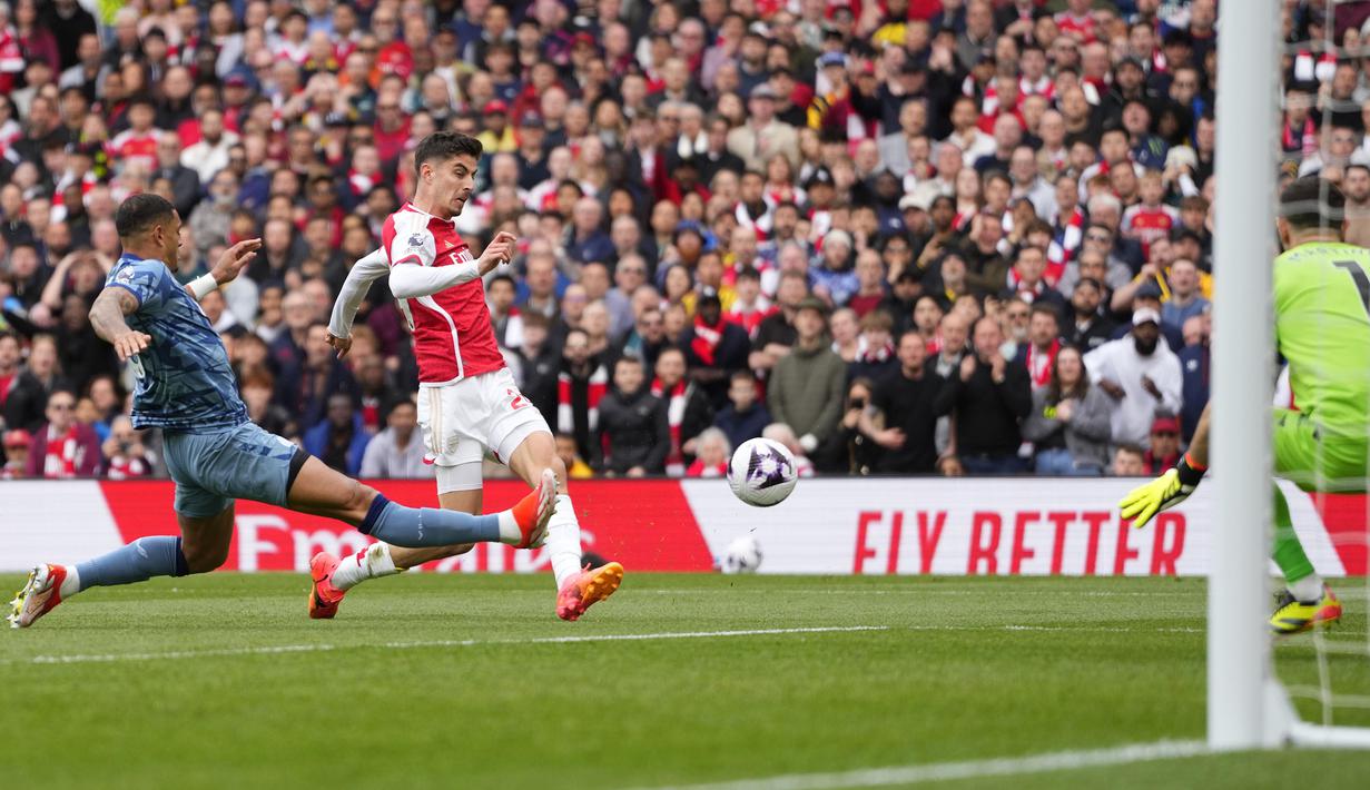 Gelandang Arsenal, Kai Havertz melepaskan tendangan di depan gawang Aston Villa pada laga pekan ke-33 Premier League 2023/2024 di Emirates Stadium, London, Minggu (14/4/2024). (AP Photo/Kirsty Wigglesworth)