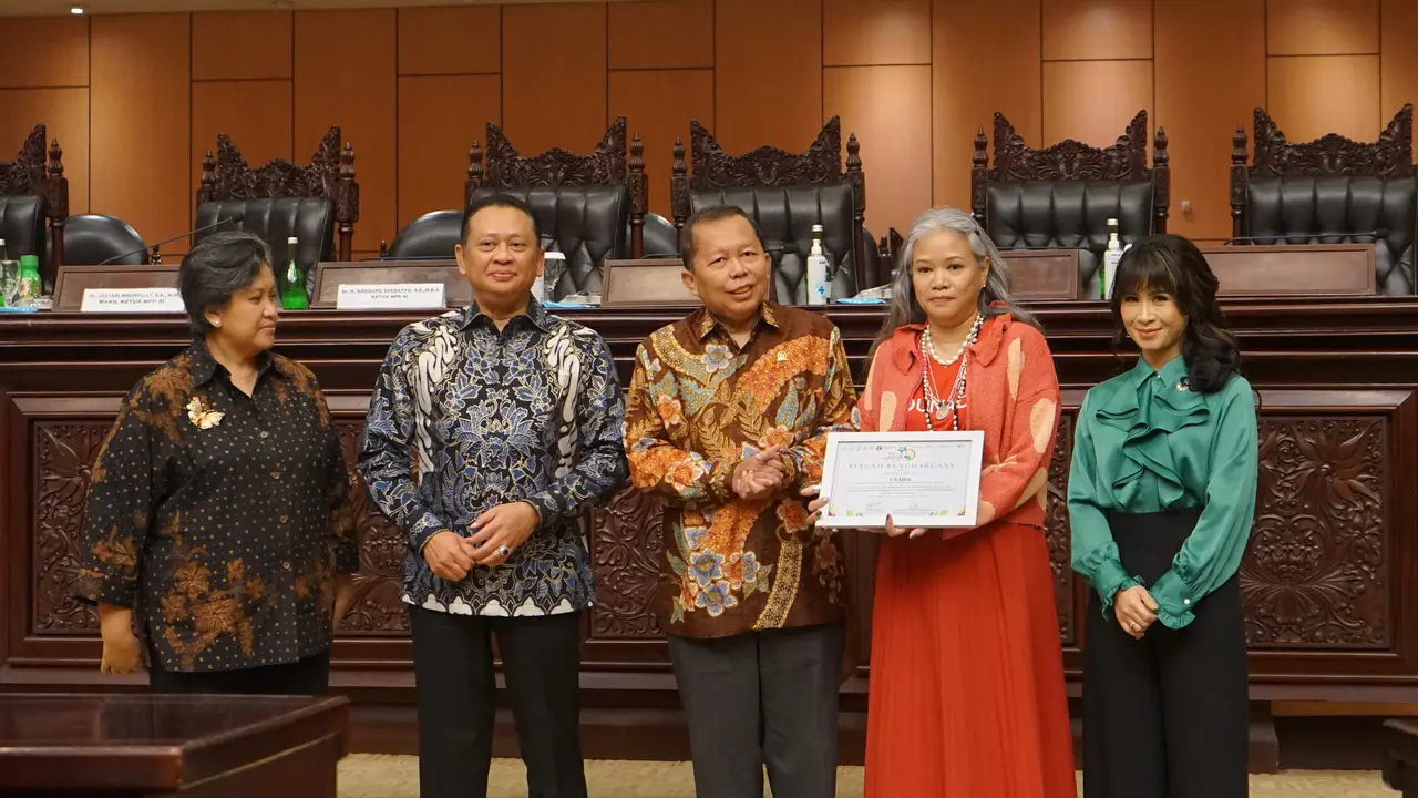Wakil Ketua MPR Lestari Moerdijat, Ketua MPR Bambang Soesatyo, Wakil Ketua MPR Arsul Sani, Country Director UNAIDS for Indonesia Krittayawan Tina Boonto dan Founder Akselerasi Warta Resolusi Ayuningtyas Widari Ramdhaniar (Istimewa)