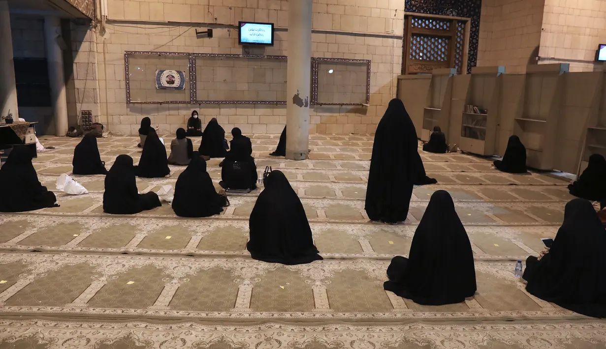 Jemaah berdoa memburu malam lailatul qadar pada bulan suci Ramadan di Masjid Universitas Teheran, Laylat al-Qadr, Iran, Selasa (12/5/2020). Iran mengizinkan masjid dibuka kembali, namun dengan memperhatikan prosedur kesehatan dan sosial untuk mencegah penyebaran COVID-19. (AP Photo/Vahid Salemi)