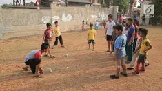 Niken Sesilia, warga perumahan Griya Rajawali BIntaro punya cara unik mengatasi fenomena kecanduan gadget pada anak-anak. Ia membuat No Gadget Campaign untuk mengajak anak main di luar rumah.