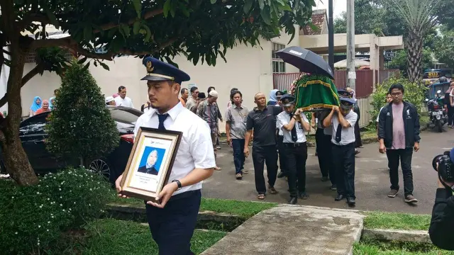 [Bintang] Jadi Korban Longsor, Ibunda Dianti Putri Titip Mukena ke Musala Kantor