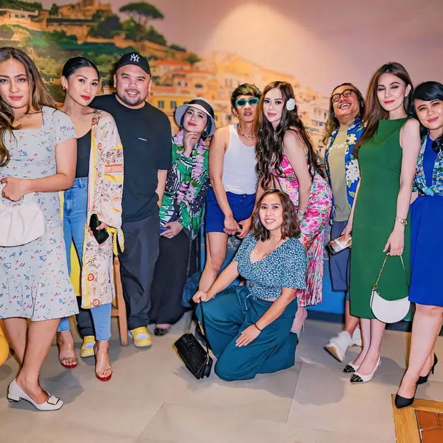 Potret Aura Kasih bersama teman-temannya (Sumber: Instagram/aurakasih)