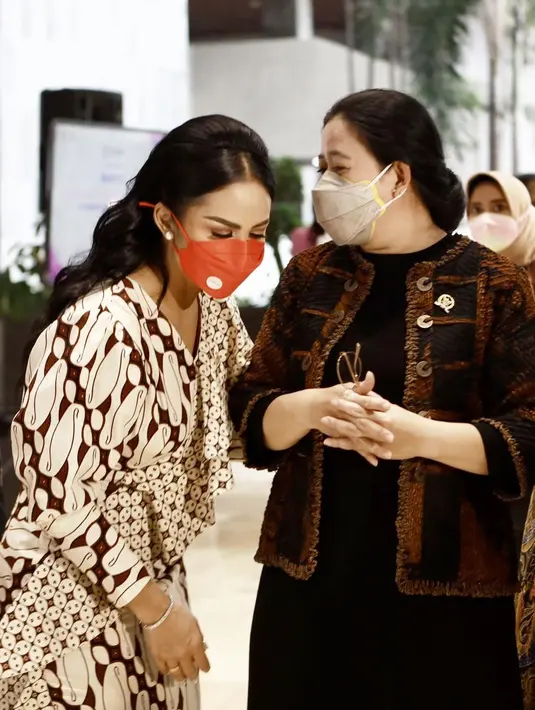Krisdayanti menemani Puan Maharani, sebagai Ketua DPR RI, dan juga satu partai dengannya. (Foto: Instagram/@krisdayantilemos)