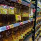 Petugas menata minyak goreng di rak sebuah supermarket kawasan Jakarta, Jumat (25/3/2022). Sempat mengalami kekosongan stok, saat ini minyak goreng sudah kembali normal di supermaket dengan harga 2 liter mulai dari Rp 36 ribu - Rp45 ribu tergantung merek. (Liputan6.com/Johan Tallo)