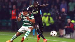 Pemain Celtic Giorgos Giakoumakis (kiri) berebut bola dengan pemain Real Madrid Ferland Mendy pada pertandingan sepak bola Grup F Liga Champions di Celtic Park, Glasgow, Skotlandia, 6 September 2022. Real Madrid mengalahkan Celtic dengan skor 3-0. (AP Photo/Scott Heppell)