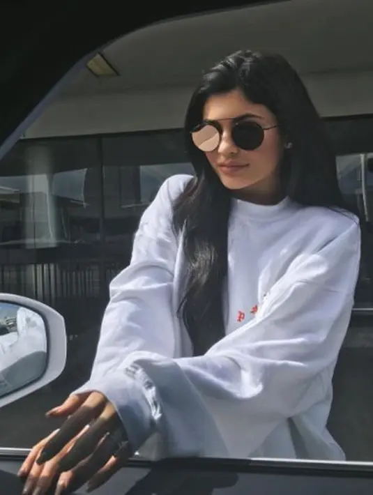 Pertanyaan tersebut sontak muncul ketika adik tiri dari Kim Kardashian mengunggah foto di akun instagramnya dengan mengenakan cincin berlian yang bertengger di jari manisnya. (instagram/Bintang.com)