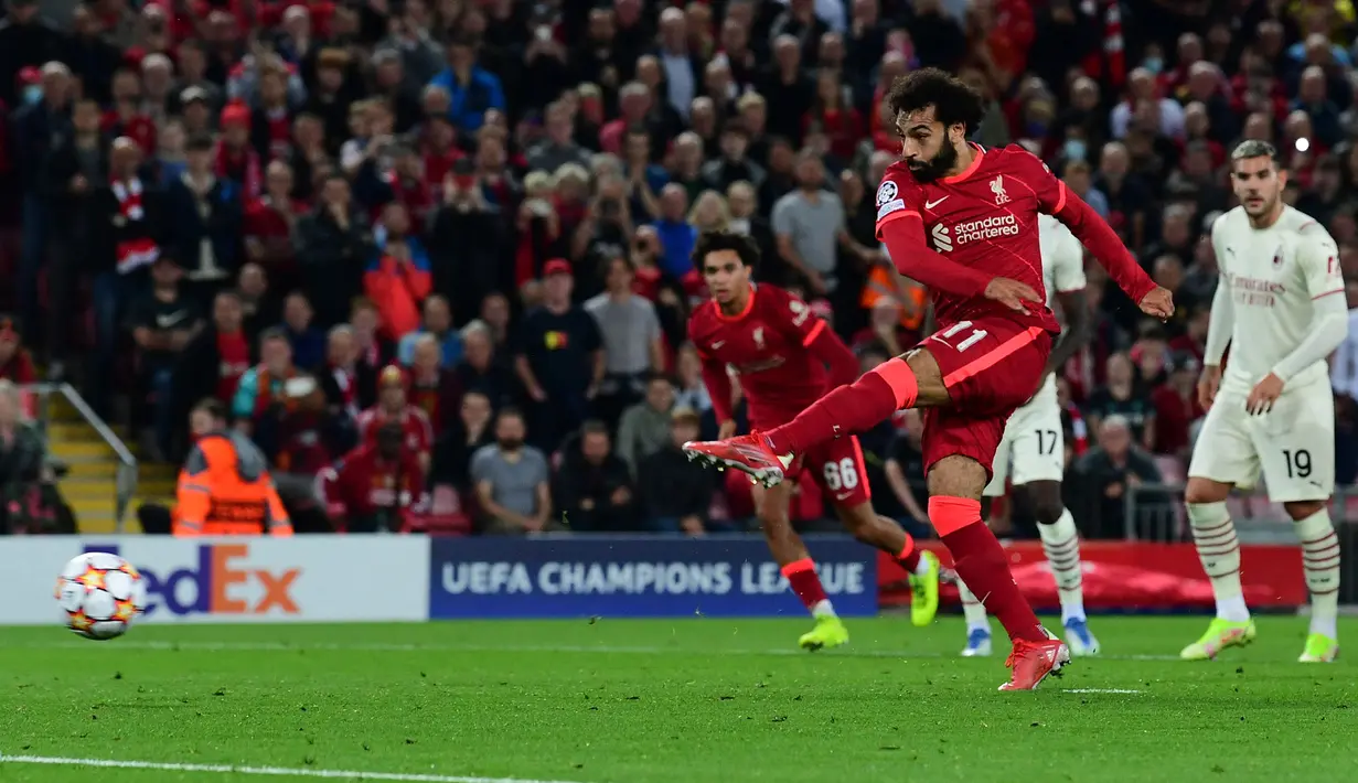 Unggul satu angka, Liverpool terus gencarkan serangan. The Reds mendapatkan peluang emas dari titik dua belas pas pada menit ke-14. Sayangnya, Penalti yang dieksekusi oleh Salah masih bisa dihentikan kiper AC Milan, Mike Maignan. (Foto: AFP/Paul Ellis)