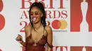 Gaya Diana De Brito, yang dikenal sebagai IAMDDB berpose di karpet merah saat tiba menghadiri BRIT Awards 2018 di London, Inggris (21/2). (AFP Photo/Tolga Akmen)