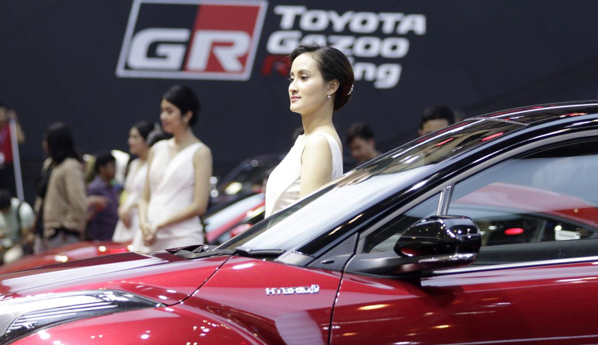 Sales Promotion Girl (SPG) berada di depan kendaraan yang dipamerkan di GIIAS 2019, ICE BSD, Kamis (25/7). Kehadiran SPG tersebut selain untuk menarik perhatian pengunjung juga bisa memberikan informasi tentang produk. (Bola.com/M Iqbal Ichsan)