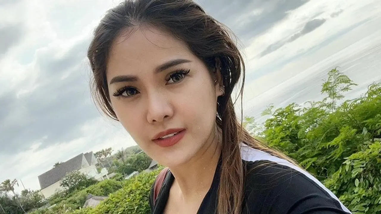 Ikut Tersorot, Ini 6 Potret Vegen Acni Mantan Istri Kapten Vincent Raditya