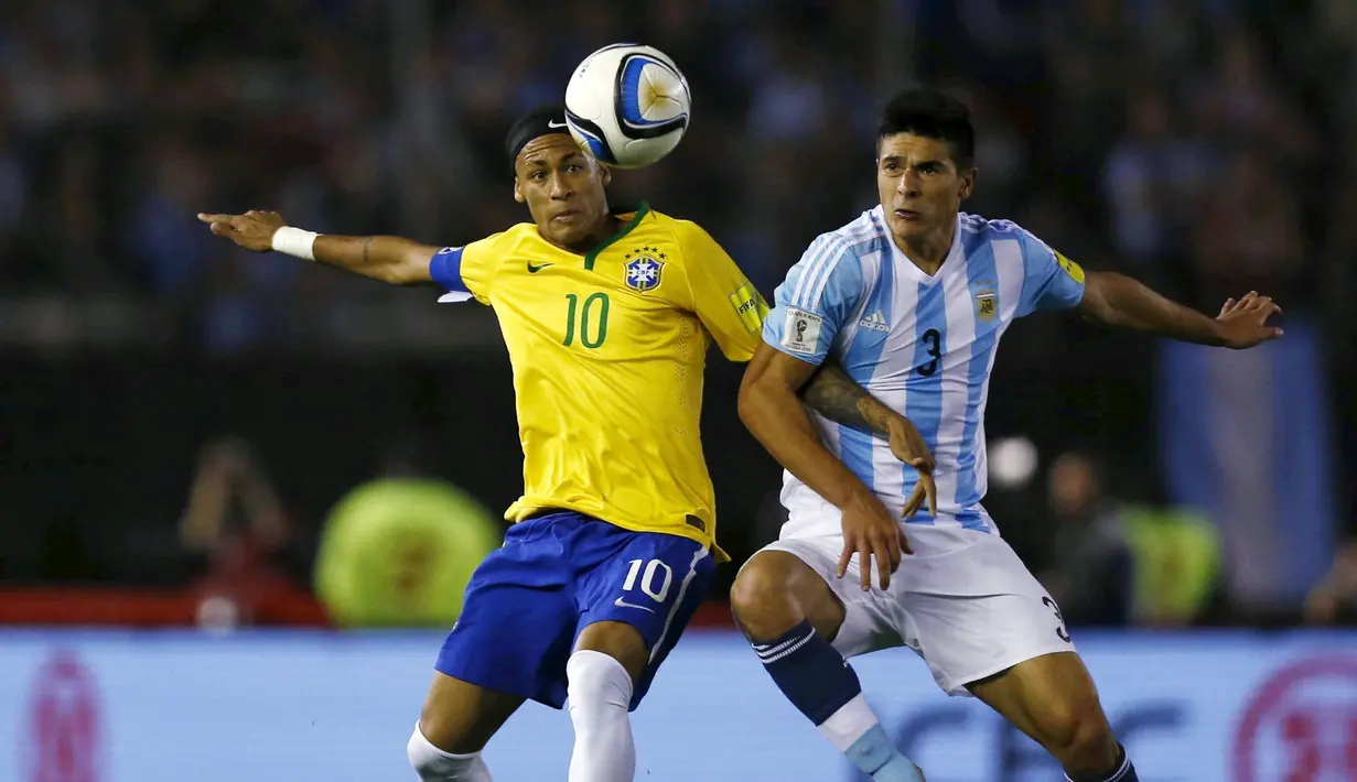 Pemain Brasil Neymar (kiri) berebut bola dengan pemain Argentina Lucas Biglia pada laga Pra-Piala Dunia 2018 zona CONMEBOL di Stadion Monumental Antonio Verspucio Liberti,Buenos Aires, Argentina, Sabtu (14/11/2015) WIB. (REUTERS/Marcos Brindicci)