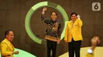 Presiden Joko Widodo (tengah) dan Ketua Umum Partai Golkar Airlangga Hartarto (kanan) saat peringatan HUT ke-55 Partai Golkar di Jakarta, Rabu (6/11/2019). HUT ke-55 Partai Golkar mengangkat tema '55 Tahun Partai Golkar Bersatu untuk Negeri Berkarya untuk Bangsa'. (Liputan6.com/JohanTallo)