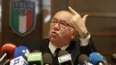 Presiden Federasi Sepak Bola Italia (FIGC), Carlo Tavecchio, memberi keterangan pers di kantor FIGC, Roma, Senin (20/11/2017). Bos FIGC tersebut mundur dari jabatanya usai gagal membawa Italia lolos ke Piala Dunia 2018. (AP/Andrew Medichini)