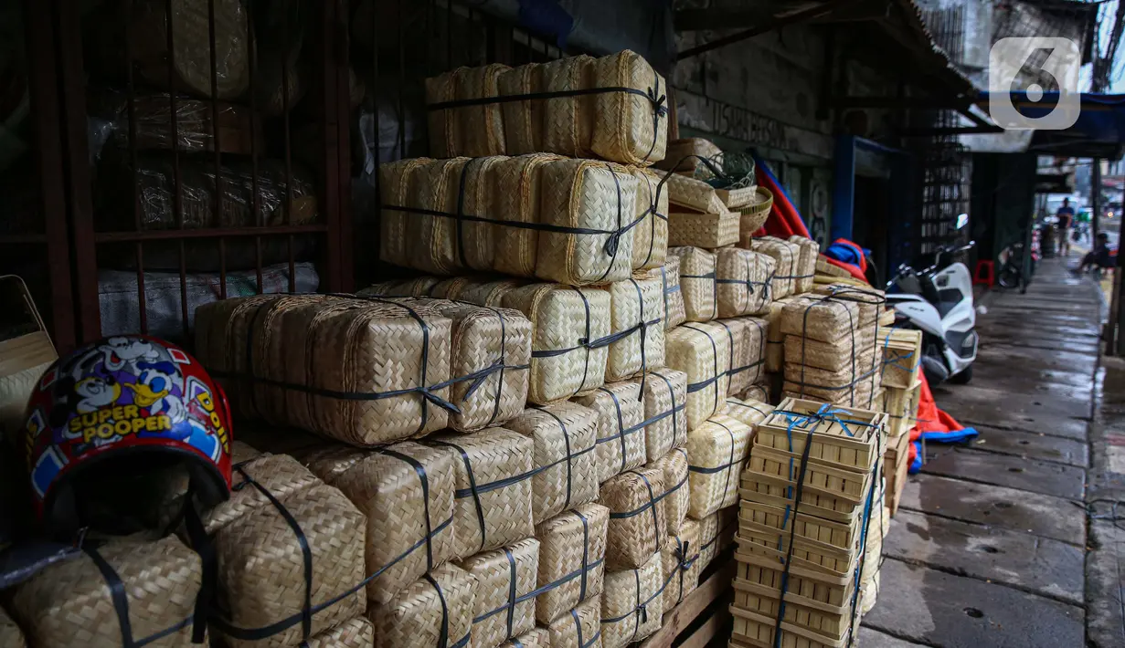 Besek  bambu di jual di Pasar Jatinegara, Jakarta, Kamis (1/7/2021). Menurut pedagang, penjualan besek untuk daging kurban jelang Idul Adha 2021 diharapkan mengalami peningkatan, mengingat kebijakan Pemprov DKI melarang penggunaan kantong plastik sekali pakai. (Liputan6.com/Faizal Fanani)