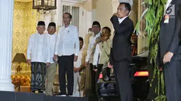 Pasangan capres-cawapres nomor urut 01 Joko Widodo (tiga kiri) dan Ma'ruf Amin (kiri) saat tiba di kediaman Ma'ruf Amin, Menteng, Jakarta, Kamis (27/6/2019). Jokowi menjemput Ma'ruf untuk nonton bareng sidang putusan MK di Lanud Halim Perdanakusuma. (Liputan6.com/Herman Zakharia)