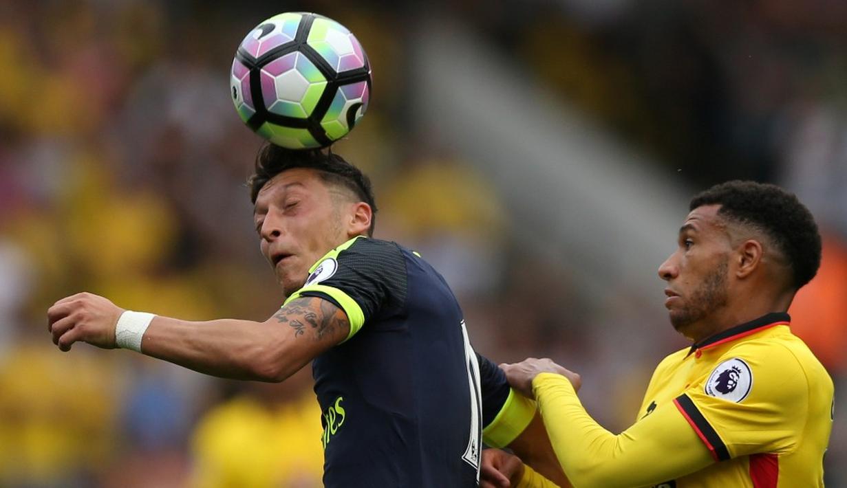 Pemain Arsenal, Mesut Ozil, berusaha menguasai bola dari pemain Watford pada laga Premier League 2016-17 di Vicarage Road, Sabtu (27/8/2016). Ozil mencetak gol ketiga Arsenal. (Action Images via Reuters/Andrew Boyers)