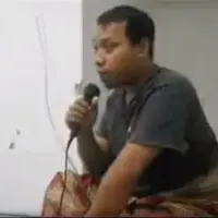 Seorang pria keselek saat membangunkan warga untuk sahur melalui speaker masjid. Kasihan, sih.. Tapi kamu pasti bakal ngakak! (Via: facebook.com/vanflasher)