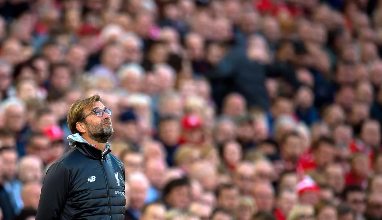 Ekspresi pelatih Liverpool, Juergen Klopp sseteah timnya kebobolan dua gol lewat mantan pemainnya, Christian Benteke pada lanjutan Premier League di Anfield Stadium, Liverpool, (23/4/2017). Liverpool kalah 1-2. (EPA/Peter Powell)