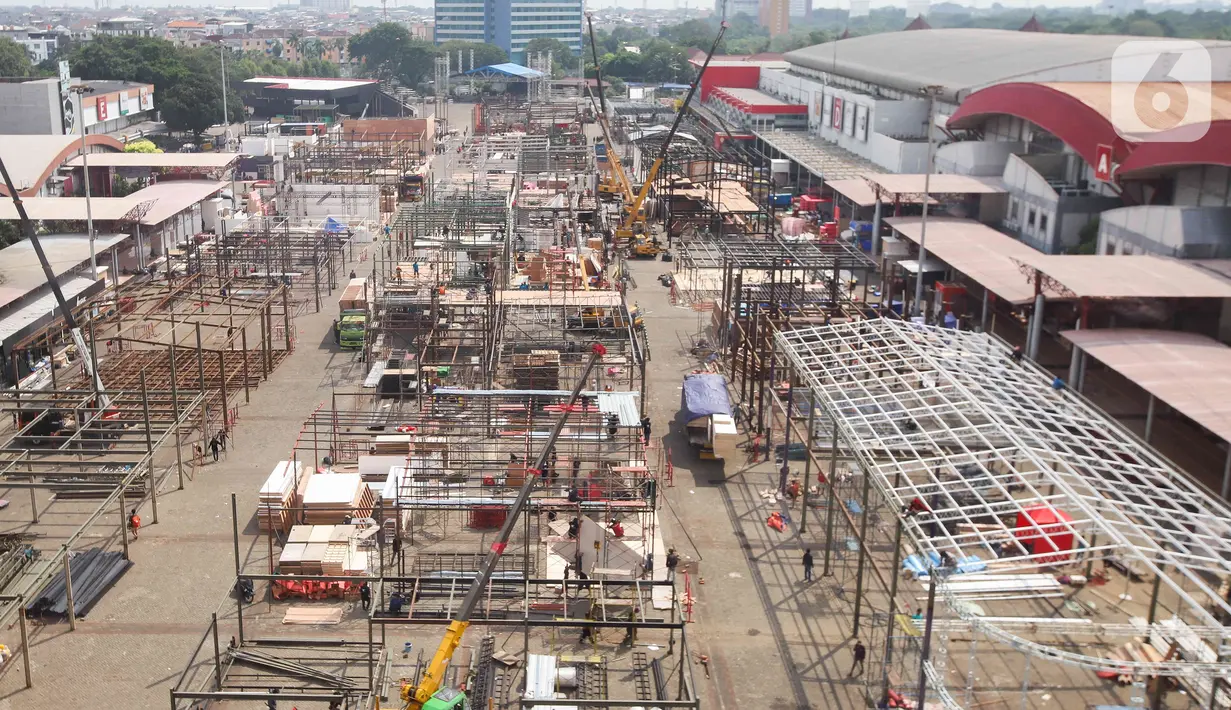 Pekerja sedang membangun rangka baja di JIExpo, Kemayoran, Jakarta, Rabu (7/6/2023). (Liputan6.com/Herman Zakharia)
