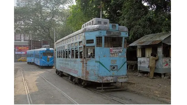 6 Potret Jadul Trem di India Tahun 1900-an, Kereta Kecil di Jalan Raya