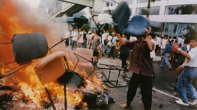 Menengok Kembali Huru-hara Mei 1998 dalam 'Balutan' 7 Novel
