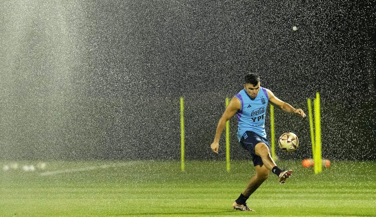 Namun Lionel Messi diprediksi akan tetap masuk starting XI Argentina di final Piala Dunia 2022. Sebab, perannya sangat penting dan itu bisa dibuktikan dengan catatan lima gol, tiga assist, dan empat gelar Man of the Match. (AP Photo/Francisco Seco)