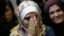 Ekspresi pengungsi asal Suriah Baraa Haj Khalaf tersenyum saat tiba di bandara Internasional O'Hare, AS, Rabu (7/2). Baraa dan keluarganya harus menjalani introgasi panjang agar bisa melewati otoritas bandara. (AFP Photo/ Scott Olson)