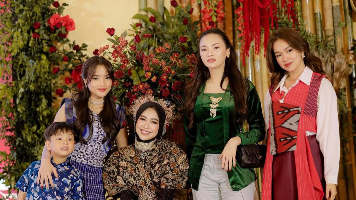 10 Gaya Publik Figure Kenakan Wastra Nusantara saat Hadir Ulang Tahun Mewah Ria Ricis dan Moana Bertema Etnik, dari Fuji An-Ashanty
