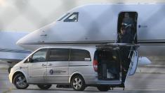 Ayah sekaligus agen Lionel Messi, Jorge Messi, turun dari pesawat di Bandara Barcelona, Rabu (2/9/2020). Kedatangan ayah Messi tersebut untuk membahas masa depan anak nya di Barcelona. (AFP/Lluis Gene)