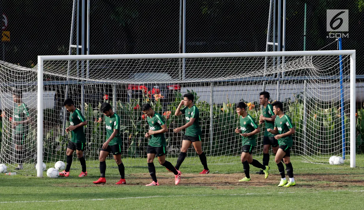 Pemain Timnas Indonesia U-22 saat latihan di Lapangan ABC, Senayan, Jakarta, Jumat (11/1). Latihan sekaligus seleksi pemain ini untuk persiapan turnamen Piala AFF U-22. (Bola.com/M Iqbal Ichsan)