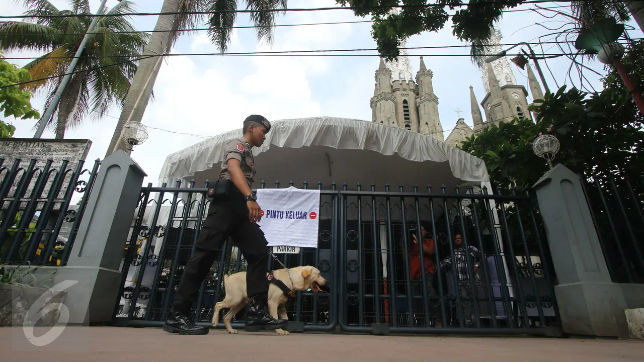 20151224-Ratusan Personel Polisi Gelar Pengamanan di Gereja Katedral