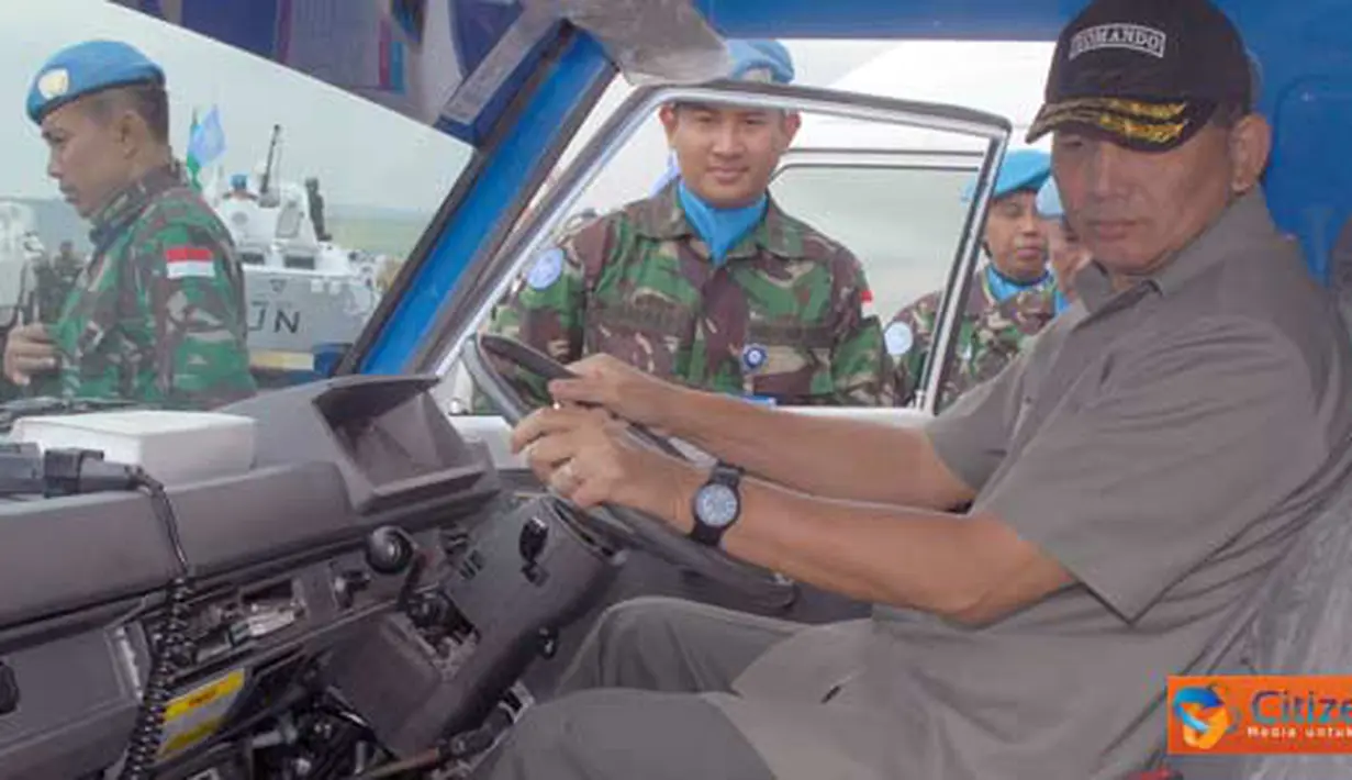 Citizen6, Lebanon: Wamenhan RI, Letjen TNI (Purn) Sjafrie Sjamsoeddin beserta Ibu Etty Sjafrie Samsoeddin melakukan kunjungan ke Markas Satgas Indonesian Battalion (Indobatt) di Adshit Al Qusayr UN POSN 7-1, Lebanon selatan, Kamis (7/4). (Pengirim: Badar)